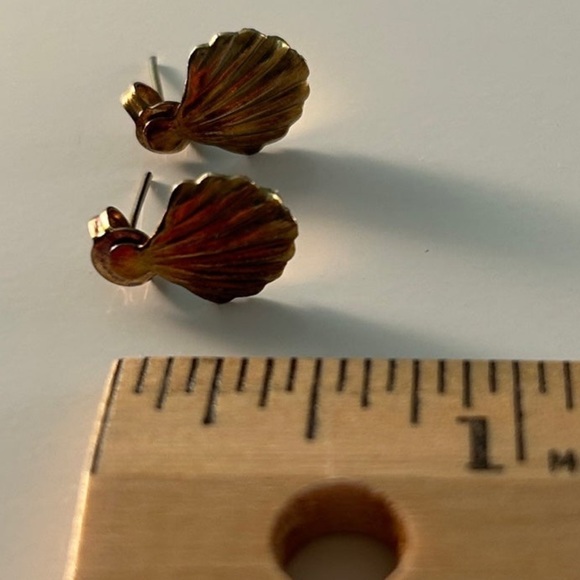 Goldtone Clamshell Earrings! - Picture 3 of 3